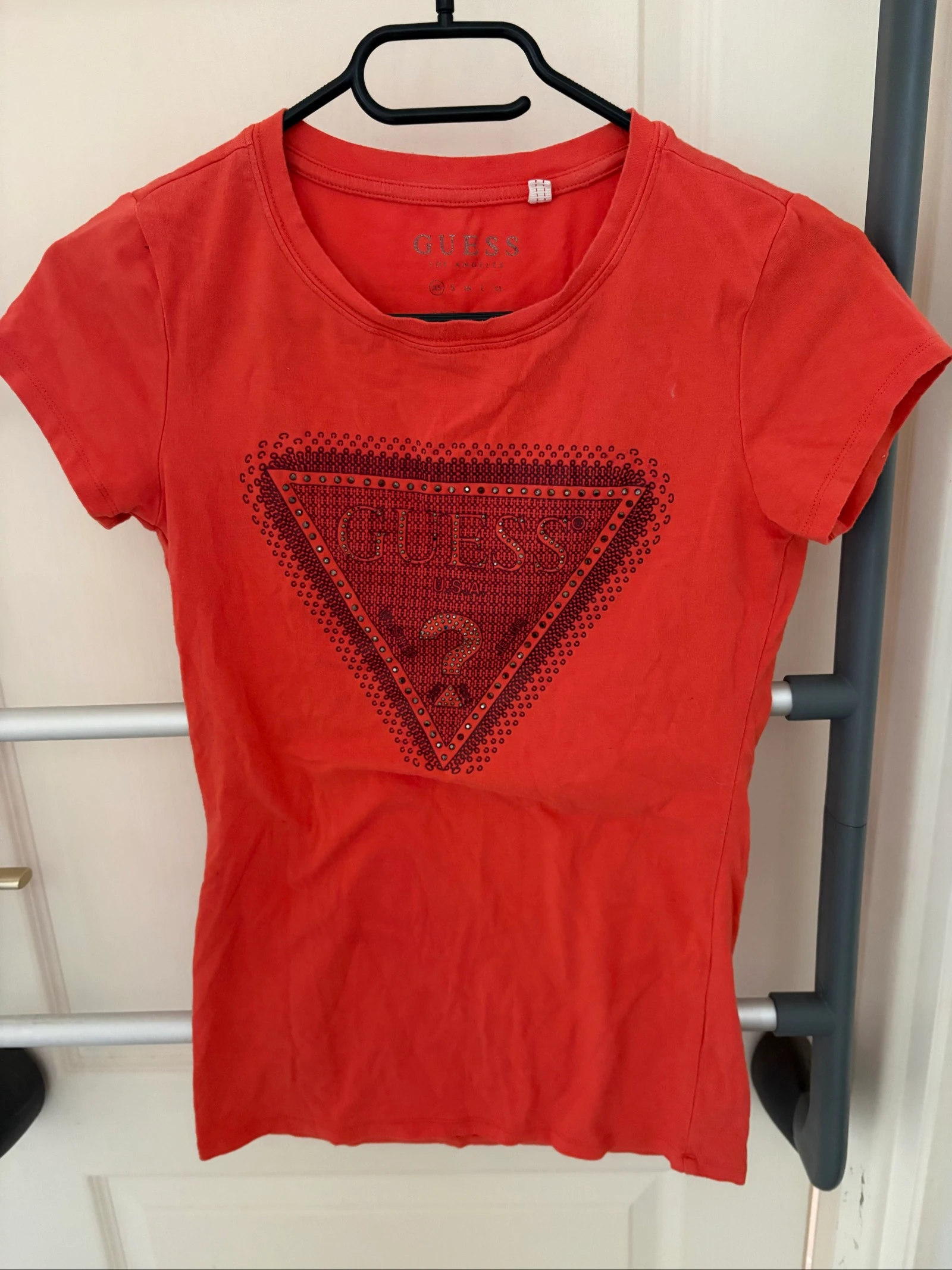 T-shirt Guess rouge avec logo strass - Taille XS